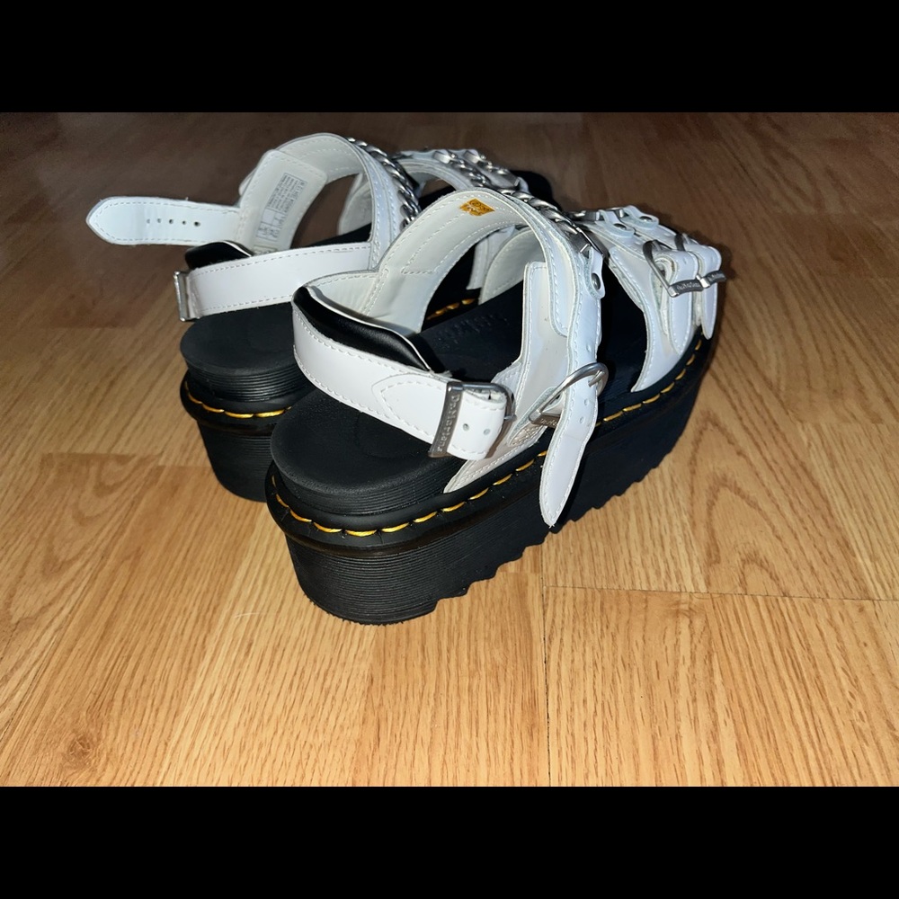 DR. MARTENS VOSS II QUAD CHAIN SANDALS SIZE 7, New without tags
